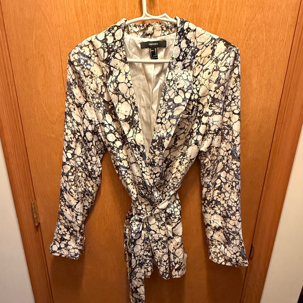 Forever 21 Marble-Print Tie-Waist Blazer in White and Navy